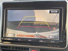 【バックカメラ】駐車時に後方がリアルタイム映像で確認できます。大型商業施設や立体駐車場での駐車時や、夜間のバック時に大活躍！運転スキルに関わらず、今や必須となった装備のひとつです！