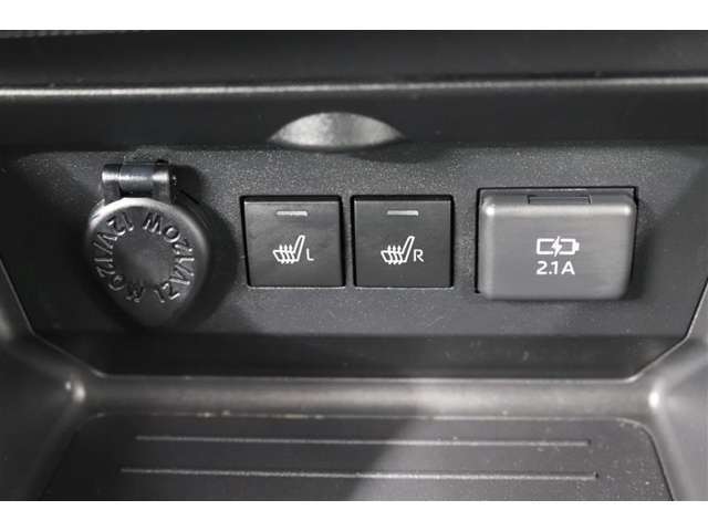 運転席と助手席には寒い日の肩や腰、冷えやすい下肢を温めてくれるシートヒーターが付いております！