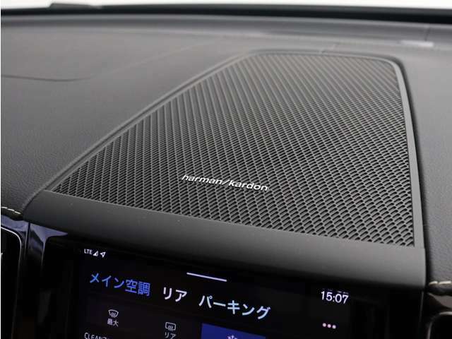 【harman/kardon】世界のオーディオファン垂涎のプレミアムサウンドシステムを搭載。原音に近い音場空間を忠実に再現。乗る人すべてに最良の音響体験を提供します。