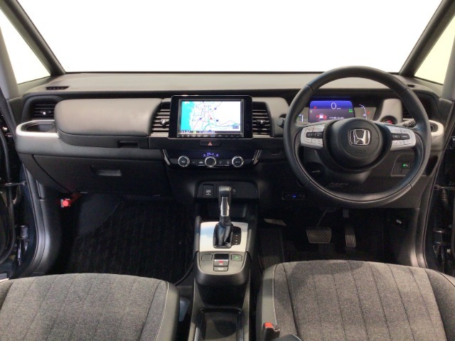 【前方視界】開放的な前方視界！運転がしやすく疲れにくいです♪窓が大きく、見通しがとっても良いおクルマですよ♪