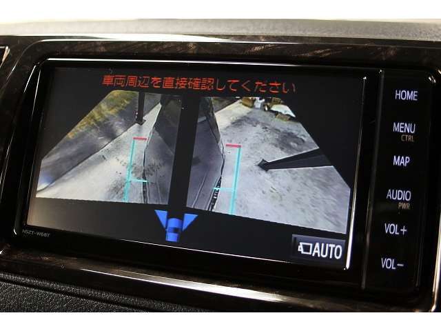 パノラミックビューモニター（全方位運転支援カメラ）装備です。画像は両サイドの画像です。