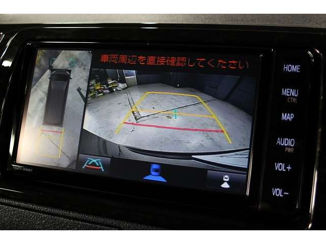 パノラミックビューモニター（全方位運転支援カメラ）装備です。画像は全体と後方の画像です