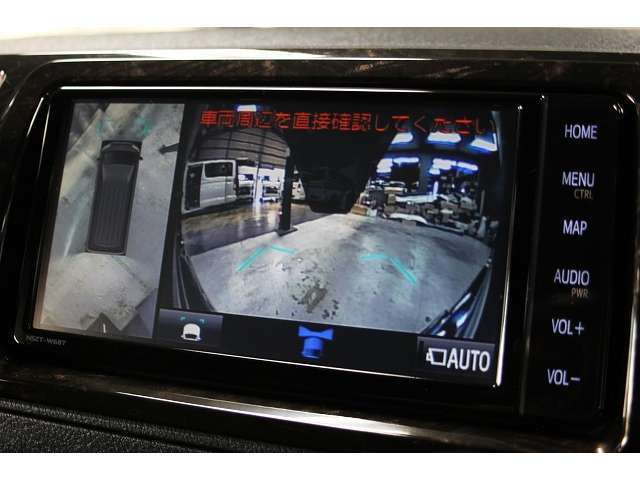 パノラミックビューモニター（全方位運転支援カメラ）装備です。画像は全体と前方の画像です。