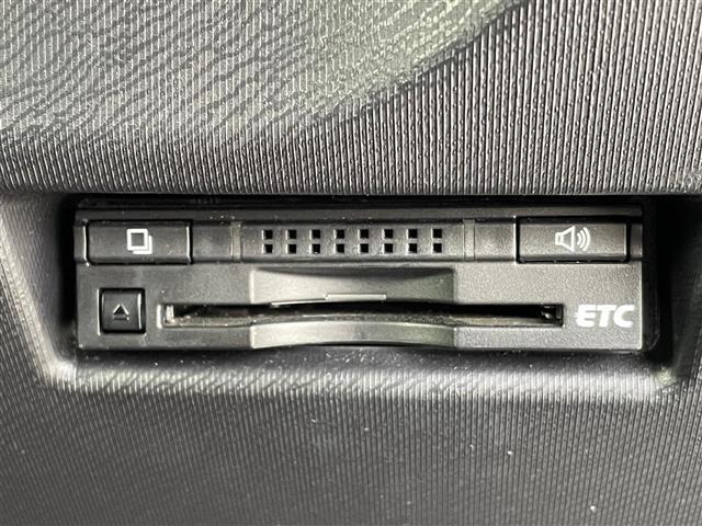 【ETC】有料道路を利用する際に料金所で停止することなく通過できる、ETC車載器（ノンストップ自動料金収受システム機器）が装備されています。セットアップを行うことで利用可能になります。