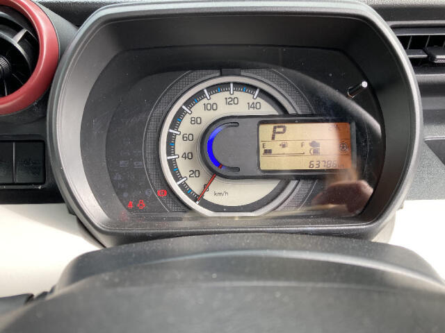 【当店のこだわり】入庫後のお車は選任スタッフによる細部清掃を実施しております。足回り、エンジンルーム、室内、室外を隅々まで綺麗にしております。展示車はピカピカです。全国配送も可能ですのでご相談下さい