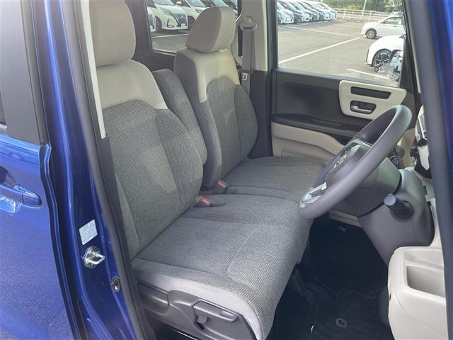 こちらは運転席のシートです。納車前には自社でしっかりクリーニングを行います。また、『AD除菌やシート撥水コーティング（別途料金）』などの、クリーニングメニューもご用意しております。