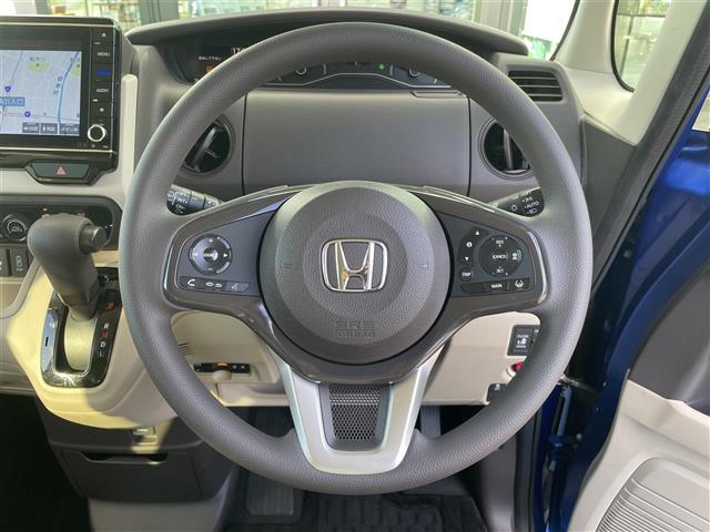 こちらはハンドルの写真です。中古車なので、若干の使用感はありますが、破損、不具合等はありません。弊社はユーザー様から買取した車両を、一台一台チェックして問題のない車両を掲載しております。ご安心ください