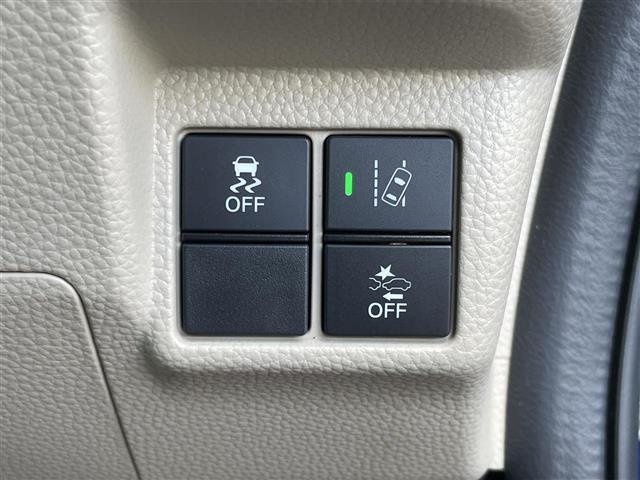 こちら運転席周りの操作部分・装備の写真になります。各部しっかり動作の確認をしておりますので、ご安心だくさい。また、第三者機関の鑑 定書もありますので、そちらも併せて、ご確認いただければ幸いです！