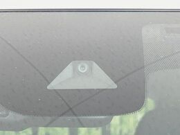 【インテリジェントエマージェンシーブレーキ】フロントカメラで前方の車両や歩行者を検知。衝突しそうな時は衝突被害軽減ブレーキが作動、衝突回避をサポート。より安全にドライブをお楽しみいただけます。