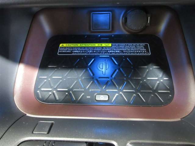 置くだけでスマートフォンの充電できます。（対応機種のみ）