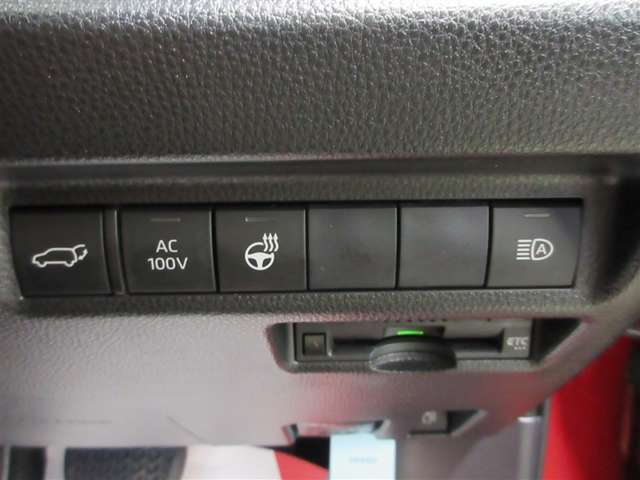 ステアリングヒーター付き。寒い日のドライブも、手のひらから温めてくれます。