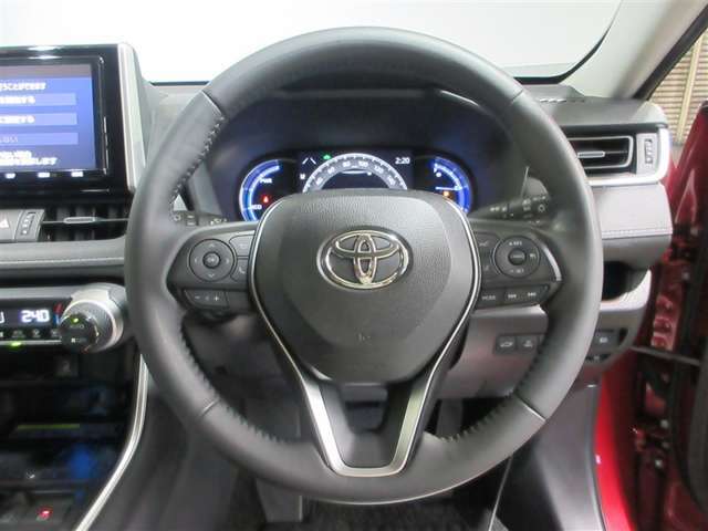 ステアリングスイッチステアリングから手を放さず、運転をしながらさまざまな操作が行えます。