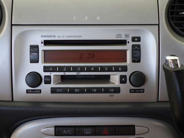 純正CD・MDが装備されています。お気に入りのミュージックは、ドライブの必須アイテムですネ！