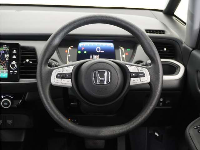 【Honda SENSING】 カメラ等装置で精度の高い検知能力を発揮、安全運転を支援します。ステアリング上のコントローラーに注目！