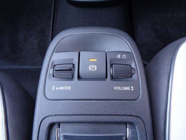 EVモードセレクターでノマルレンジ（ワンペダル）シェルパ（長距離走行）の3つモードを選択可能です。