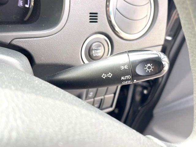 【オートライト】周りの明るさに応じて自動でヘッドライトの点灯・消灯ができる機能です！ライトの付け忘れ・消し忘れなどが無くなり、雨の日や夕方の走行も安心！トンネル通過時も便利ですね♪