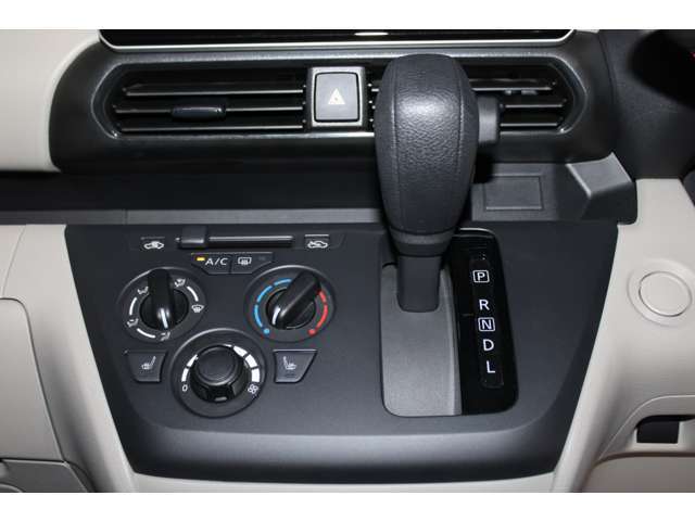 マニュアルエアコンを装備。簡単操作で調整ができます！【シートヒーター】寒い季節の味方！エアコンより素早く暖まるので、出発してすぐ車内の寒さを和らげます