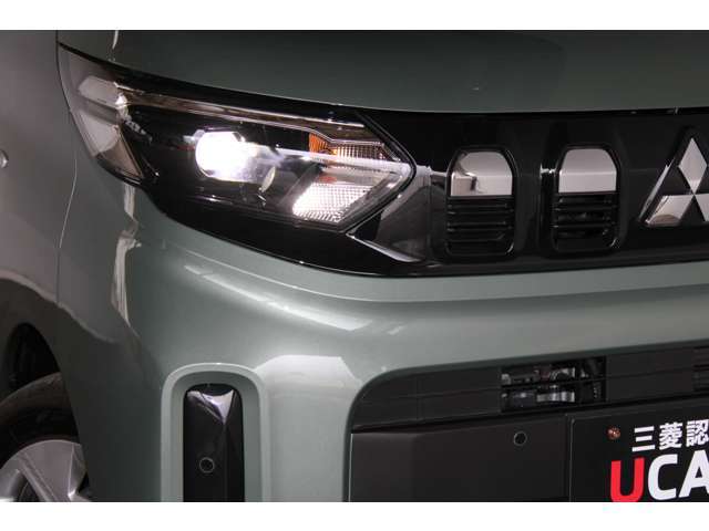 前方を明るく照らし、早朝や夜間の視認性を高めます。照射範囲が広く前方だけでなく、左右方向へも広範囲に照らすことができるので安心です