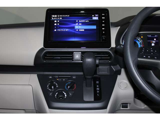 飽きのこないインテリアデザイン。小物入れなど嬉しい装備が満載です