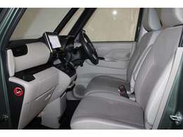 大きなベンチシートで足元もヒロビロ■大型シートで座り心地は快適♪中央には肘掛が付いてゆったりドライブ♪