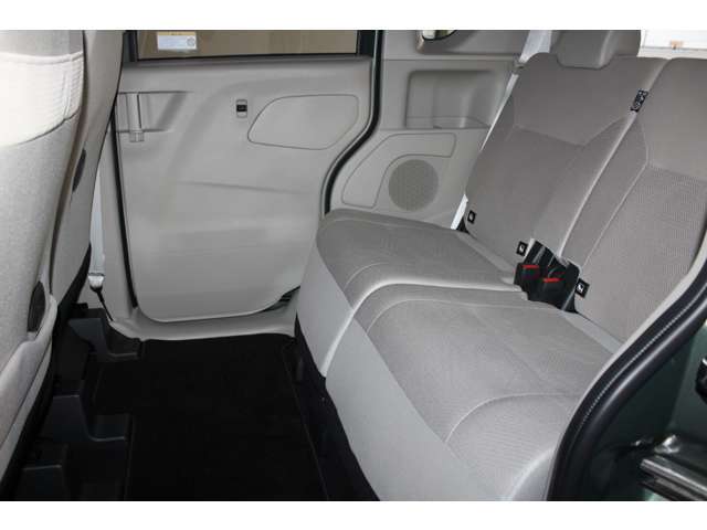 高いルーフで開放感タップリ！後席もスライド＆リクライニングできます！