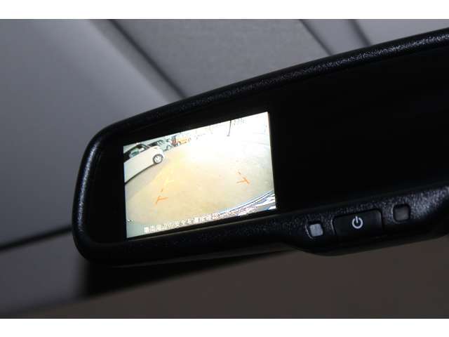 バック連動のモニターを装備☆シフトレバーをバックに入れるとルームミラーに表示■後方視界は良好で車庫入れをしっかりサポートします