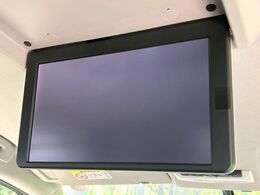 【フリップダウンモニター】大画面モニターで後席でもエンタメをお楽しみいただけます。小さなお子様にも大人気の装備です♪