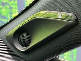 【JBLサウンドシステム】メーカーオプションの高品位サウンドシステムを搭載。専用のチューニングが施された大小様々なスピーカーから良質なサウンドが奏でられ、臨場感あふれる音響空間を演出します。
