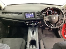 車内は光触媒抗菌消臭施工済です。スタイリッシュなデザインでスポーティなインパネ周りを演出します。グローブボックスやカップホルダーのほかにトレーなどたくさんの収納スペースが付いています。