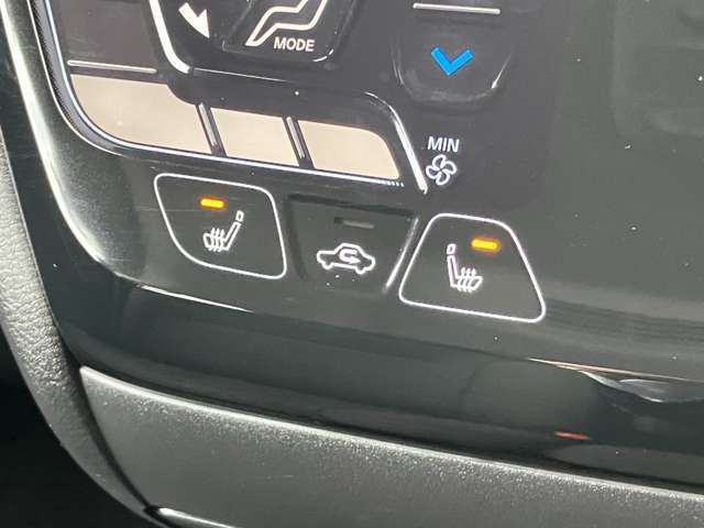 前席にはシートヒーターが付いてます。寒い冬には重宝します☆