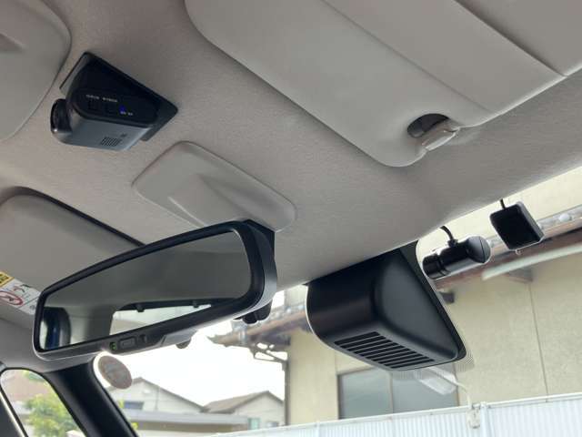 【2カメラドライブレコーダー】　カメラは前方方向と室内向きの2カメラタイプです。