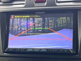 【バックカメラ】駐車時に後方がリアルタイム映像で確認できます。大型商業施設や立体駐車場での駐車時や、夜間のバック時に大活躍！運転スキルに関わらず、今や必須となった装備のひとつです！
