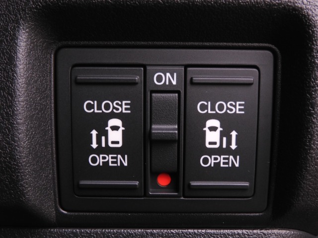 ◆両側電動スライドドア◆狭い駐車場でも乗り降りが楽々♪お子様が隣の車にドアを当ててしまう心配もございません！小さなお子様連れの方もこれで安心。