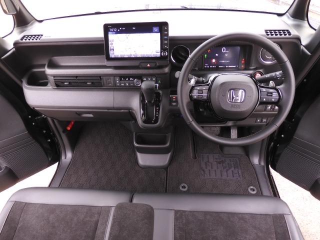 視界広々で非常に運転しやすくロングドライブでも疲れを感じさせないすっきりとまとまったインパネ周りです。