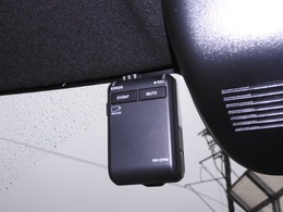 ◆ドライブレコーダー◆映像・音声などを記録する自動車用の装置です。　もしもの事故の際の記録はもちろん、旅行の際の思い出としてドライブの映像を楽しむことができます。