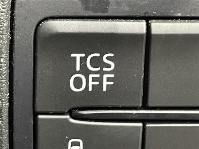 【トラクションコントロールシステム（TCS）】水にぬれた路面や雪道などのすべりやすい路面での発進や旋回加速時に起こる駆動輪の空転を防ぎ、適切な駆動力と操縦性を確保します！