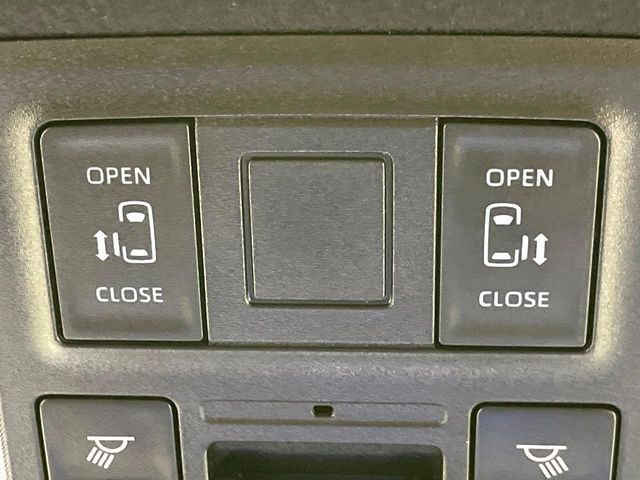 【両側パワースライドドア】スマートキーや運転席のスイッチで後席両側スライドドアの開閉が可能♪電動だから力を入れてドアを開ける必要が無く、小さなお子様でも簡単に開け閉めでき快適です♪