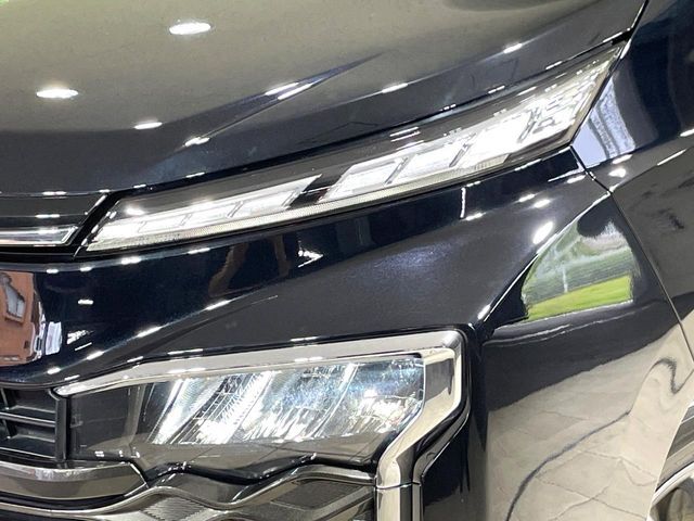 【LEDヘッドライト】悪天候や夜間走行時も良好な視界を確保し安心して運転できる高輝度LEDヘッドライトを装備！点灯速度が早く、消費電力も抑えられています。