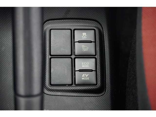 EVモードは電気モーターのみを使って走行するモードです。深夜の住宅街、屋内駐車場でエンジン騒音や排気ガスを気にすることなく走行できます。