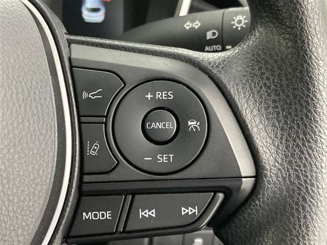 前方の車との車間を設定し、スピードを上げたり緩めたりを自動で行ってくれる追尾式の「レーダークルーズ」。上級装備の一つです！高級車にしかつかない嬉しい機能です。