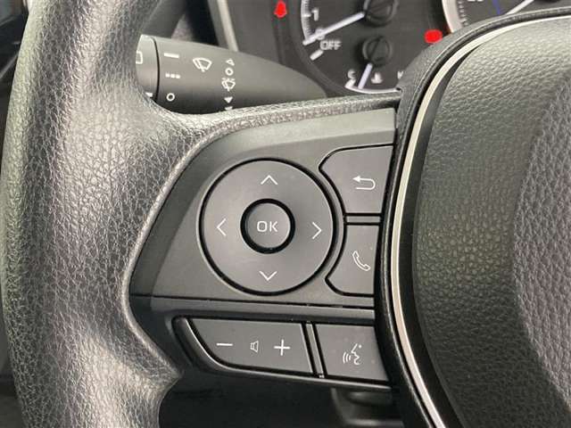 運転中、オーディオの操作をしてて、ハッとしたことはありませんか？ステアリングスイッチは、運転中でもハンドルでオーディオの操作が可能です。安全なドライブをサポートします。