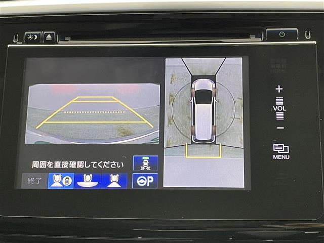 【全方位モニター】まるでクルマを真上から見下ろしたかのような視点で駐車をサポートします！クルマの斜め後ろや真横など、前後左右の4つのカメラの映像が合成されて、モニターに映し出されます。