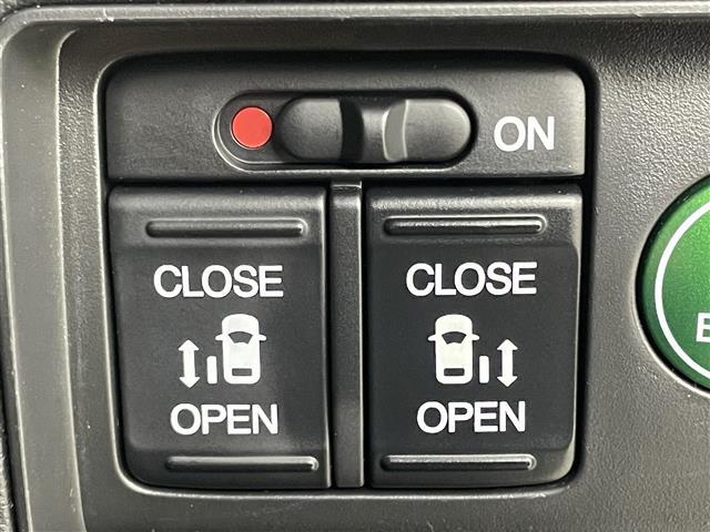 【両側パワースライドドア】小さなお子様でもボタン一つで楽々乗り降り出来ます♪駐車場で両手に荷物を抱えている時でもボタンを押せば自動で開いてくれますので、ご家族でのお買い物にもとっても便利な人気装備♪