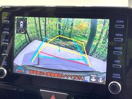 【バックカメラ】駐車時に後方がリアルタイム映像で確認できます。大型商業施設や立体駐車場での駐車時や、夜間のバック時に大活躍！運転スキルに関わらず、今や必須となった装備のひとつです！