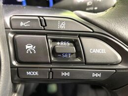 【レーダークルーズコントロール】高速道路での長距離走行が楽に！！自動で速度を保つクルーズコントロールが、衝突軽減システムと連携し、前方の車両を感知して車間を保つように速度調節してくれます！！