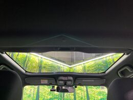 【ガラスルーフ】ガラスルーフ搭載で車内の解放感が一気にアップ！開放的なドライブをお楽しみいただけます。