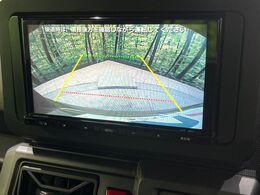 【バックカメラ】駐車時に後方がリアルタイム映像で確認できます。大型商業施設や立体駐車場での駐車時や、夜間のバック時に大活躍！運転スキルに関わらず、今や必須となった装備のひとつです！