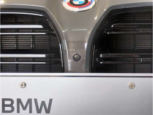 BMWの伝統の丸目4灯ヘッドライトでございます。LEDライトで視認性もよく明るく安全性の向上につながります。