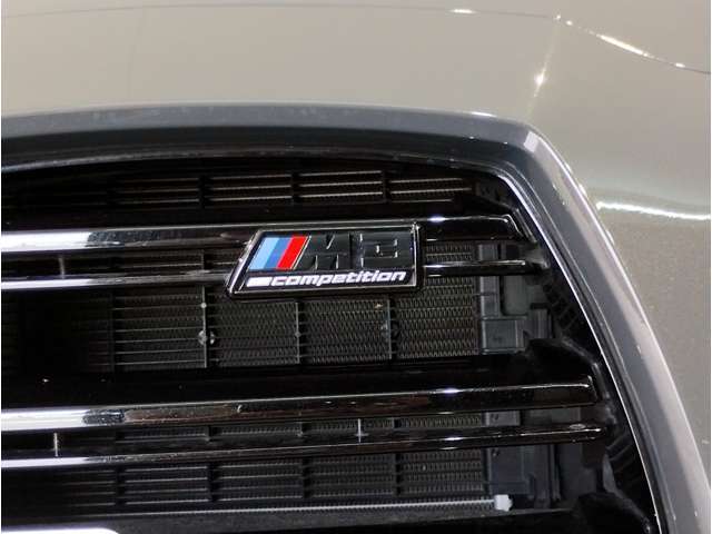 BMWの伝統の丸目4灯ヘッドライトでございます。LEDライトで視認性もよく明るく安全性の向上につながります。