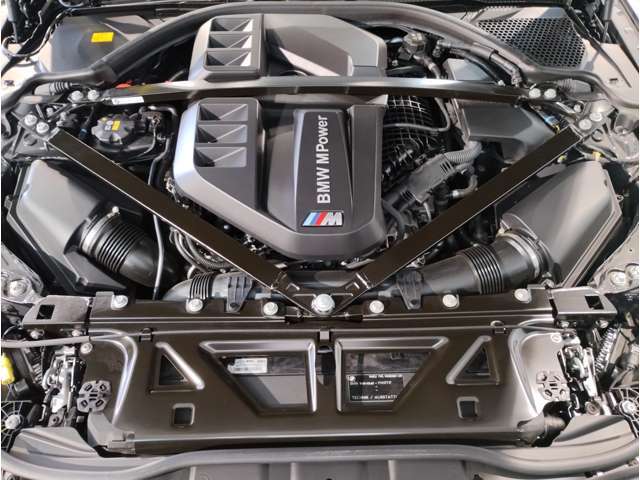 BMWのエンジンは世界的にも認められている高性能エンジンです。レスポンスがよく高回転型の心地よい吹きあがりなど駆け抜ける歓びのキーになる部分でございます。